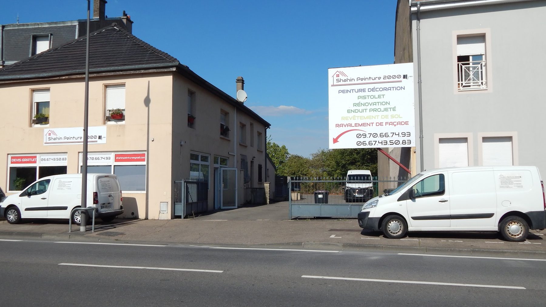 Les locaux de Shahin Peinture 2000, avenue de Thionville à Metz, avec les camionnettes