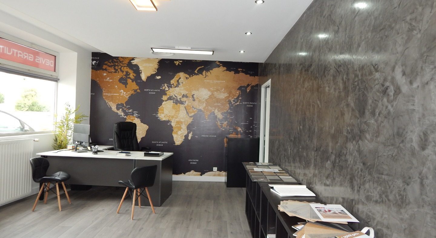 Le bureau de Shahin Peinture 2000 : mur en stucco et papier peint panoramique
