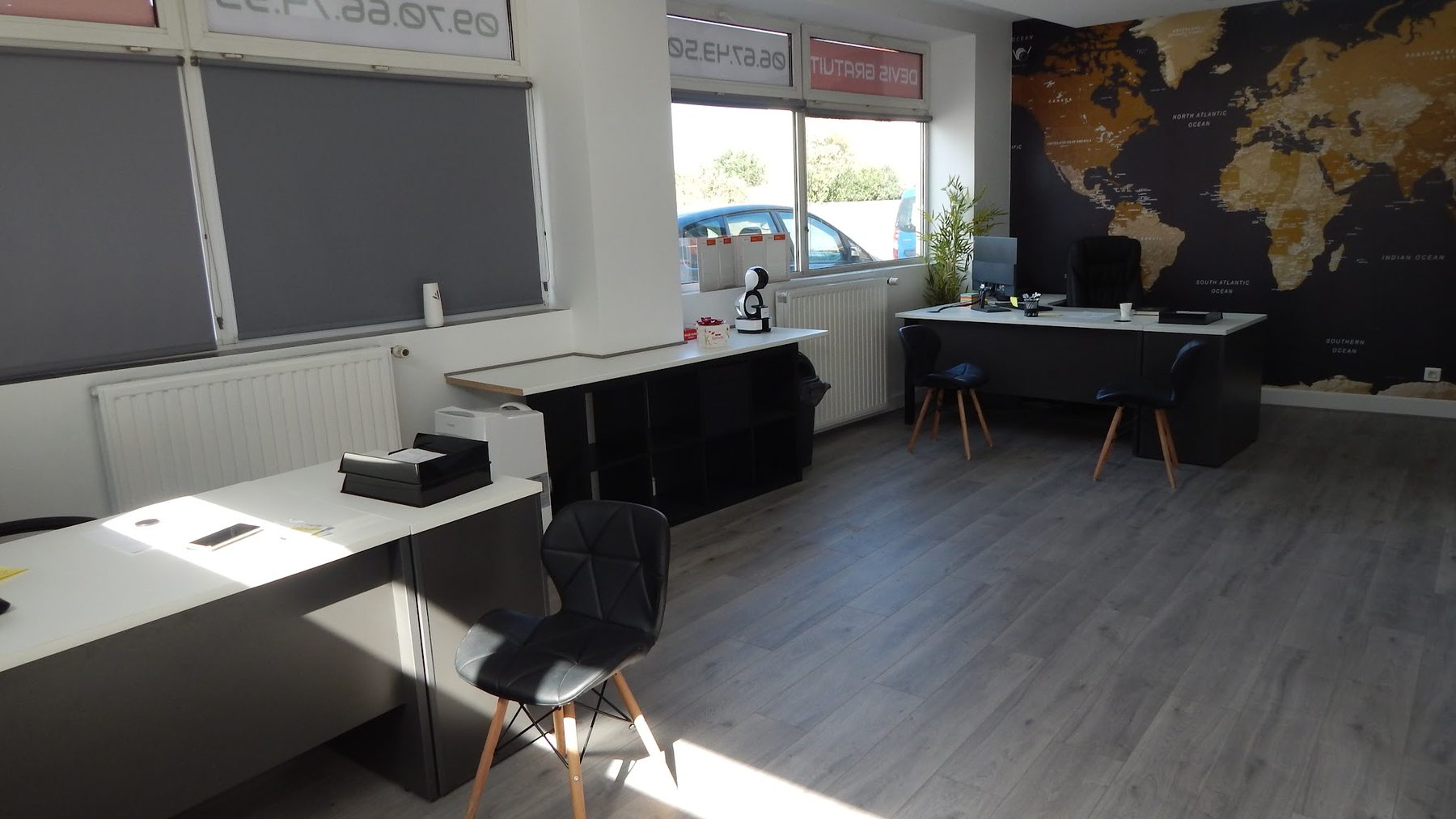 L'intérieur du bureau de Shahin Peinture 2000